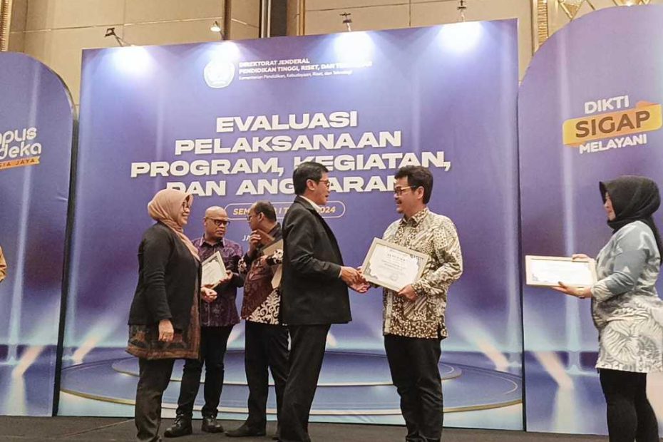 ISBI ACEH TERIMA PENGHARGAAN ANUGERAH PENCAPAI IKU 7 KATEGORI PTN SENI